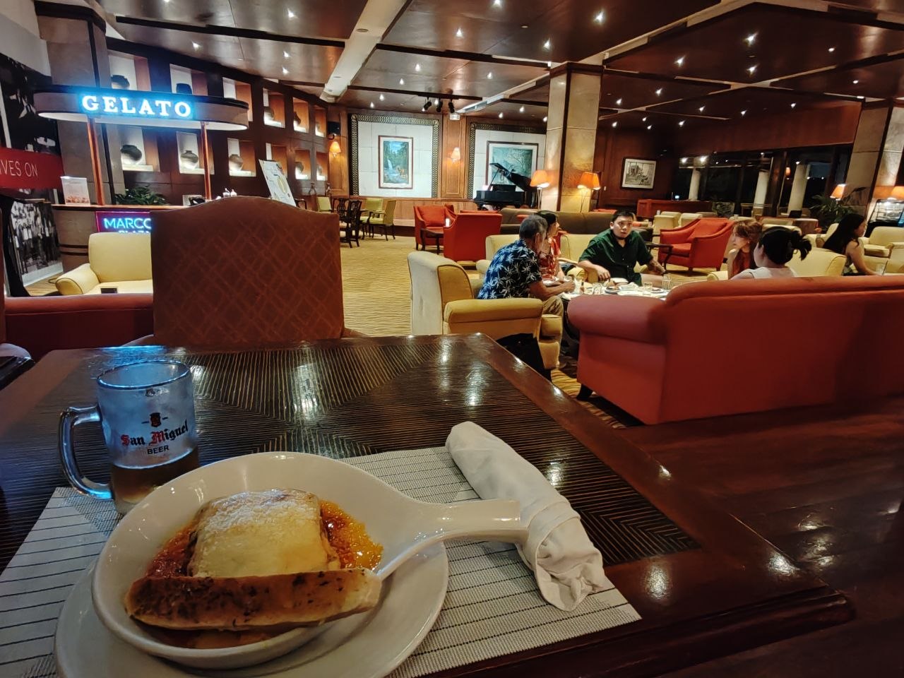 Лобби Marco Polo Cebu — Red Horse и ужин у рояля